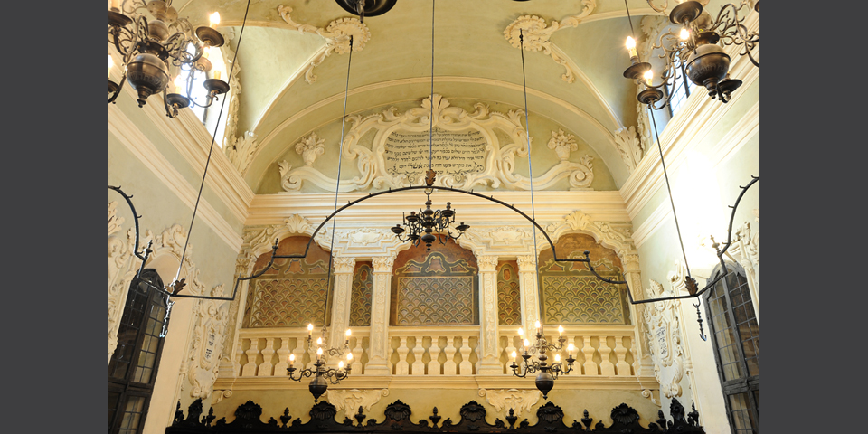 Interior of the Synagogue of Mantua, wall facing the women's gallery © Alberto Jona Falco