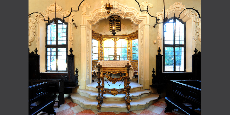 Interior of the Synagogue of Mantua, pulpit © Alberto Jona Falco