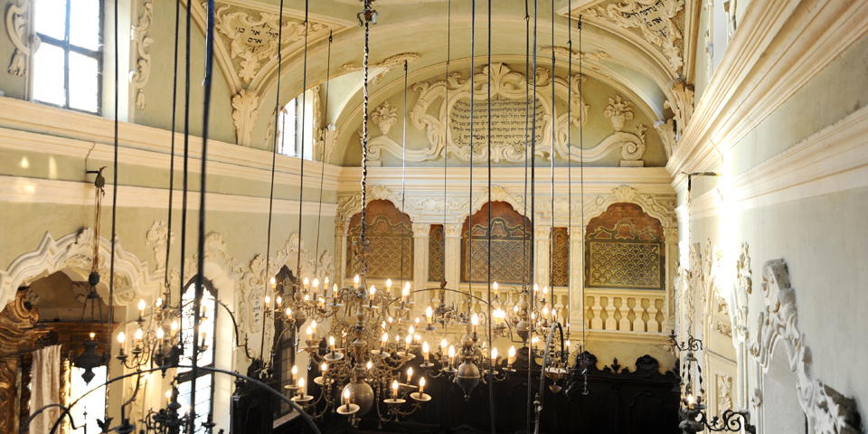 Interior of the Synagogue of Mantua, view from the women's gallery area © Alberto Jona Falco