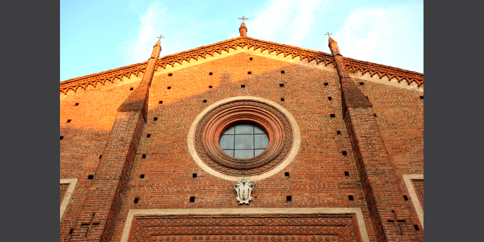 Mortara, particolare del rosone sulla facciata del Duomo © Alberto Jona Falco