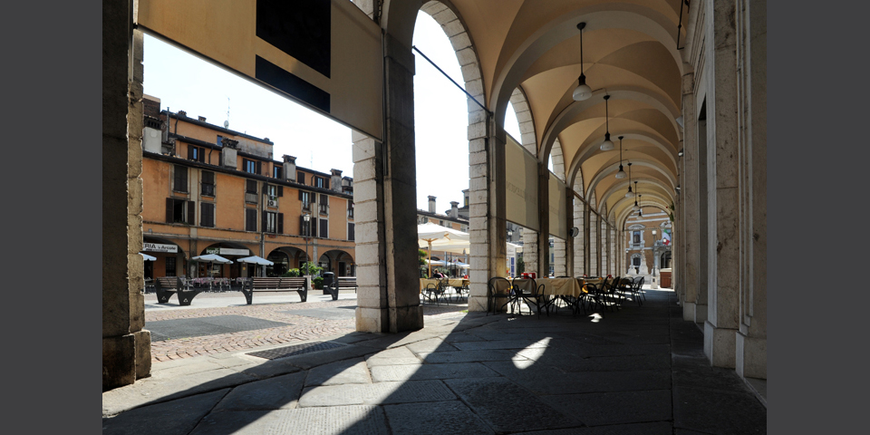 Brescia, piazza del mercato, i portici © Alberto Jona Falco