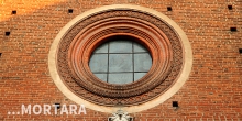 Mortara, finestra tonda sulla facciata del Duomo © Alberto Jona Falco