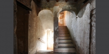 Ostiano primo piano scale del palazzo ove si trovava la sinagoga all'interno del castello © Alberto Jona Falco