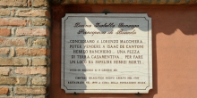 Bozzolo, memorial plaque in front of the cemetery © Alberto Jona Falco